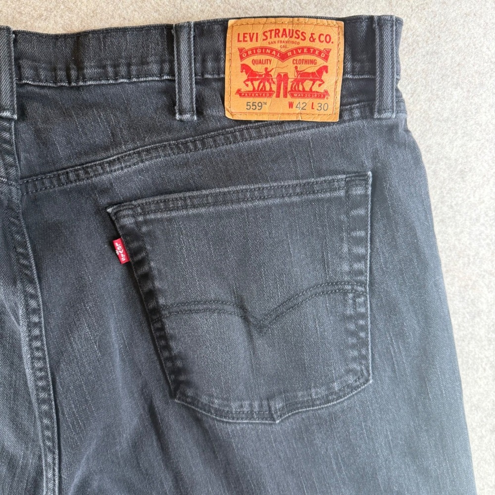 Levi 559 Relaxed Straight Jeans W42 L30 Black Faded Denim Pants 00559-0239 - Picture 2 of 9